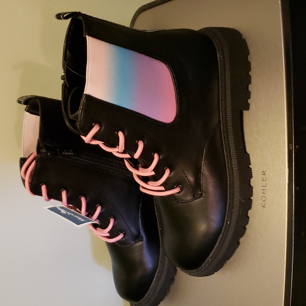 Adorable, never worn, DKNY Boots